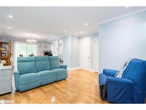 79-28 Donald Street, Barrie, ON - Indoor Photo Showing Living Room