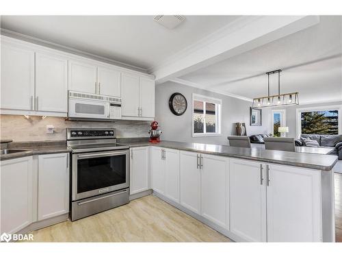 934 Corner Avenue, Innisfil, ON - Indoor Photo Showing Kitchen