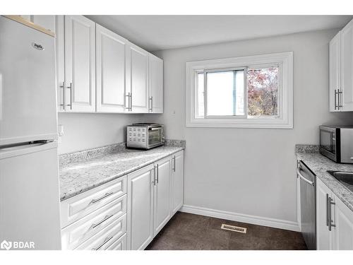 39 Laurie Crescent, Barrie, ON - Indoor Photo Showing Kitchen