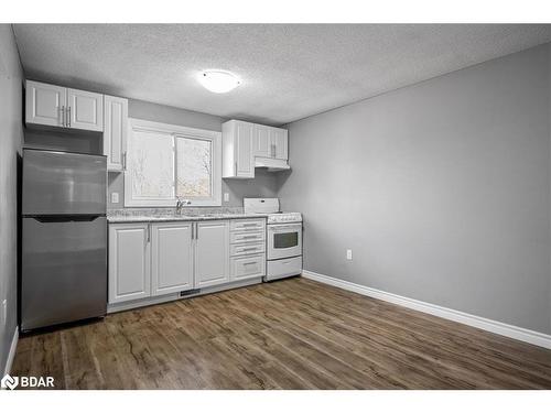 39 Laurie Crescent, Barrie, ON - Indoor Photo Showing Kitchen