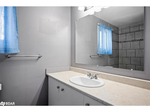 39 Laurie Crescent, Barrie, ON - Indoor Photo Showing Bathroom