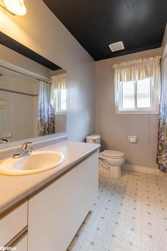 56 Stoneybrook Crescent, Barrie, ON - Indoor Photo Showing Bathroom