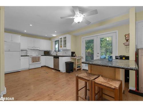 290 Pine Drive, Barrie, ON - Indoor Photo Showing Kitchen