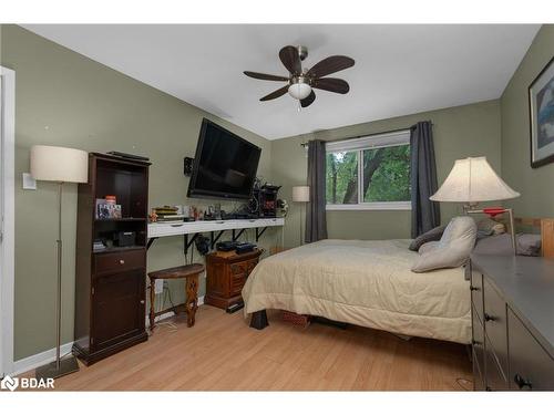 290 Pine Drive, Barrie, ON - Indoor Photo Showing Bedroom