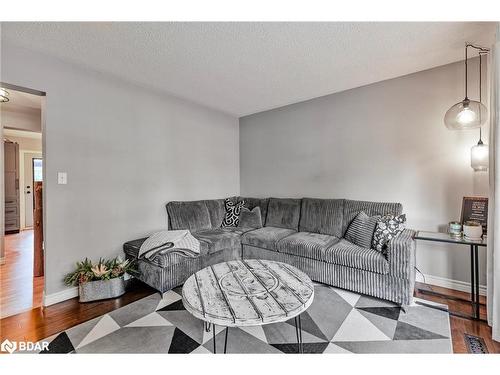 36 Kipling Place, Barrie, ON - Indoor Photo Showing Living Room