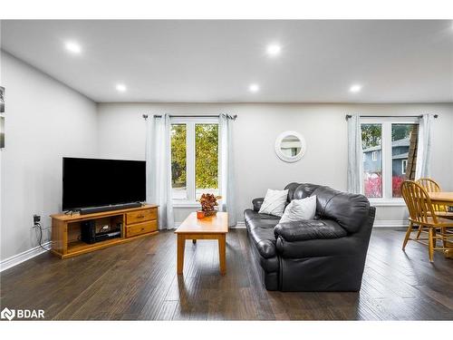 39 Centennial Heightst Crt Court, Meaford, ON - Indoor Photo Showing Living Room