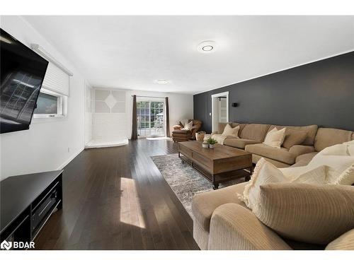 315 Millard Street, Orillia, ON - Indoor Photo Showing Living Room