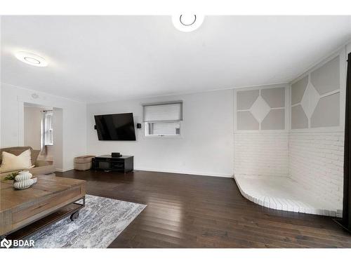 315 Millard Street, Orillia, ON - Indoor Photo Showing Living Room