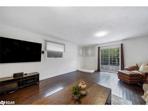 315 Millard Street, Orillia, ON - Indoor Photo Showing Living Room