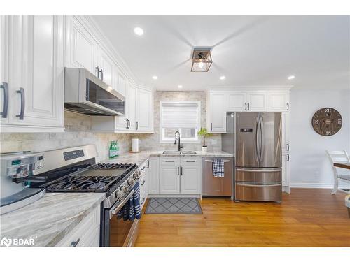 141 Benson Drive, Barrie, ON - Indoor Photo Showing Kitchen With Upgraded Kitchen