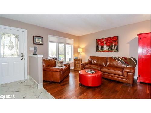 99 Leggott Avenue, Barrie, ON - Indoor Photo Showing Living Room