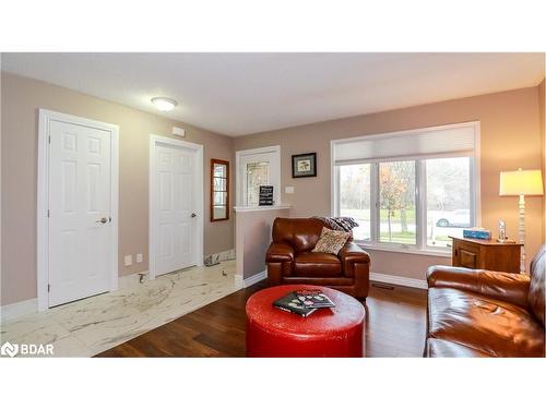 99 Leggott Avenue, Barrie, ON - Indoor Photo Showing Living Room