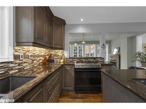 54 Highland Drive Drive, Oro-Medonte, ON - Indoor Photo Showing Kitchen With Upgraded Kitchen