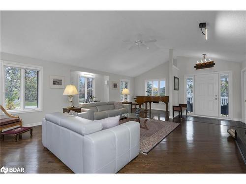 54 Highland Drive Drive, Oro-Medonte, ON - Indoor Photo Showing Living Room