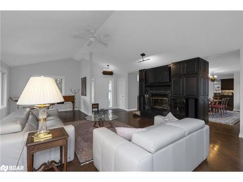 54 Highland Drive Drive, Oro-Medonte, ON - Indoor Photo Showing Living Room