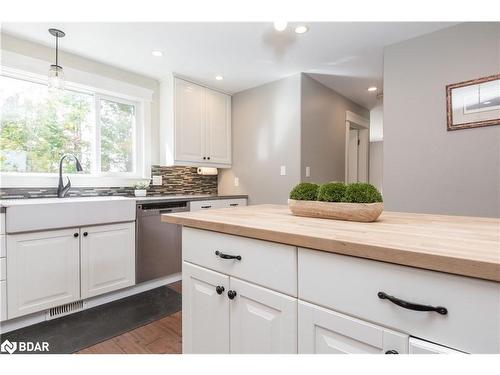 1384 15/16 Side Road E, Oro-Medonte, ON - Indoor Photo Showing Kitchen