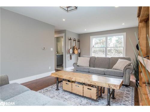 1384 15/16 Side Road E, Oro-Medonte, ON - Indoor Photo Showing Living Room