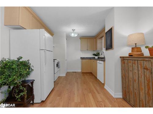 194 Ferndale Drive N, Barrie, ON - Indoor Photo Showing Kitchen