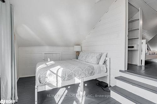 6568 Quarry Point Road, Ramara, ON - Indoor Photo Showing Bedroom