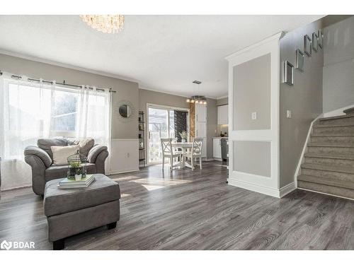 25 Truax Crescent Crescent, Angus, ON - Indoor Photo Showing Living Room