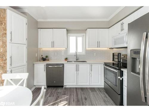 25 Truax Crescent Crescent, Angus, ON - Indoor Photo Showing Kitchen With Stainless Steel Kitchen With Upgraded Kitchen