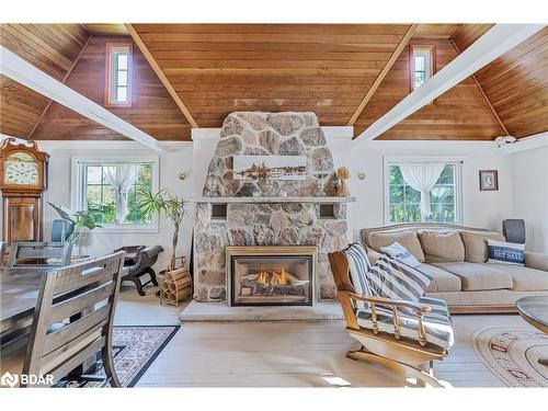 113 Minnetonka Road, Innisfil, ON - Indoor Photo Showing Living Room