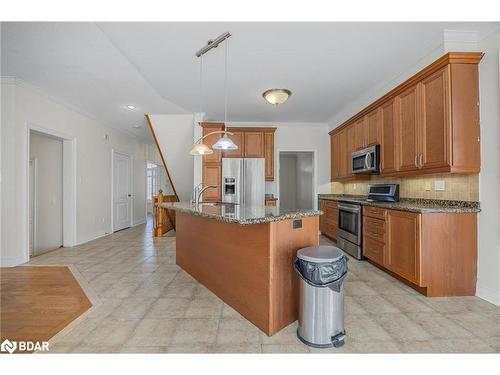 33 Collier Crescent, Angus, ON - Indoor Photo Showing Kitchen