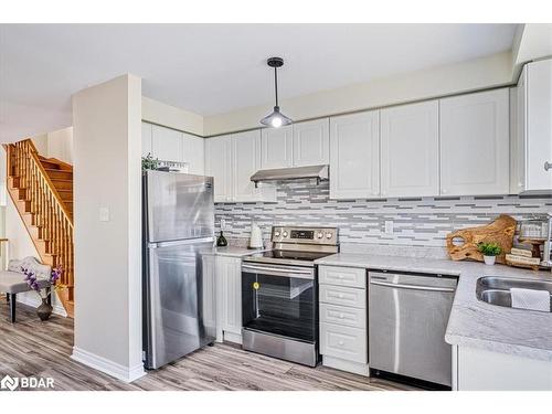 59 Hawthorne Crescent, Barrie, ON - Indoor Photo Showing Kitchen With Stainless Steel Kitchen With Double Sink With Upgraded Kitchen