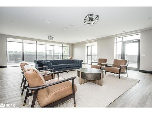 906-15 Glebe Street, Cambridge, ON - Indoor Photo Showing Living Room