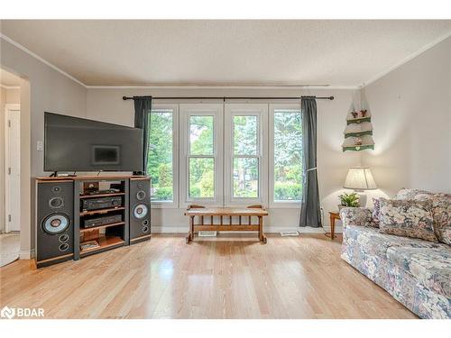 941 Victoria Street, Midland, ON - Indoor Photo Showing Living Room