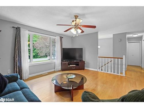 314 Riverside Drive, Bobcaygeon, ON - Indoor Photo Showing Living Room