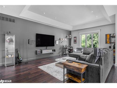 1088 Belle Aire Beach Road, Lefroy, ON - Indoor Photo Showing Living Room