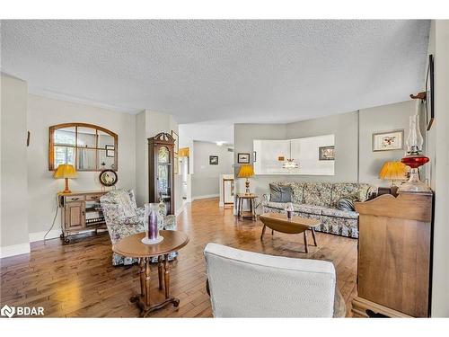 93 Bayshore Drive, Brechin, ON - Indoor Photo Showing Living Room