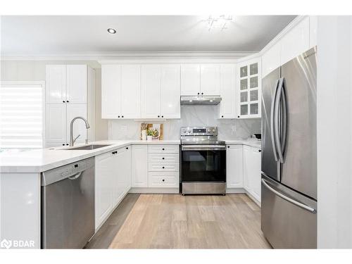 18 Todd Drive, Barrie, ON - Indoor Photo Showing Kitchen With Upgraded Kitchen