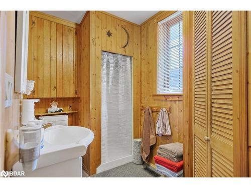 18 Frances Street N, Barrie, ON - Indoor Photo Showing Bathroom