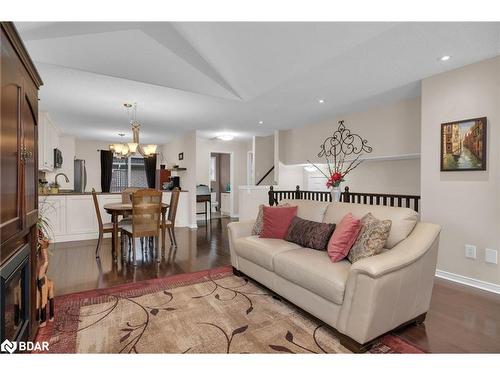 21-358 Little Avenue, Barrie, ON - Indoor Photo Showing Living Room