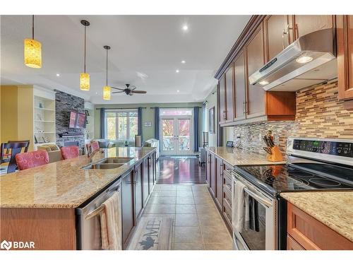 44 Starboard Circle, Wasaga Beach, ON - Indoor Photo Showing Kitchen With Double Sink With Upgraded Kitchen