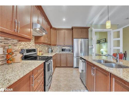 44 Starboard Circle, Wasaga Beach, ON - Indoor Photo Showing Kitchen With Double Sink With Upgraded Kitchen