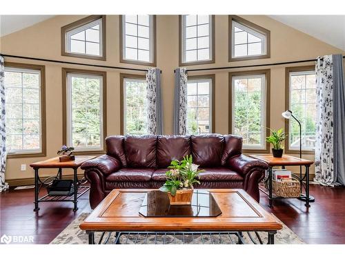 24 Wakunda Crescent, Tiny, ON - Indoor Photo Showing Living Room