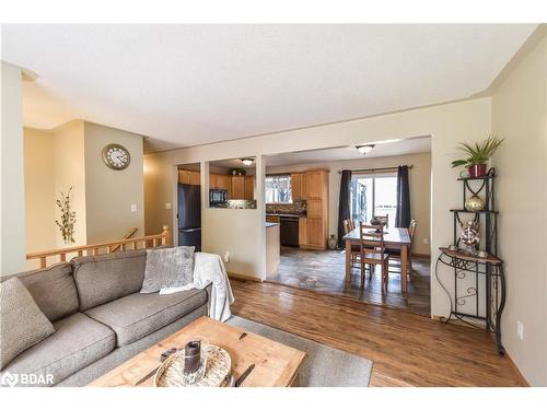 3015 South Sparrow Lake Road, Washago, ON - Indoor Photo Showing Living Room