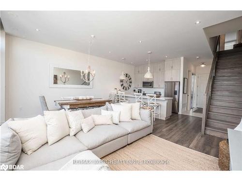 3795 Riva Avenue, Innisfil, ON - Indoor Photo Showing Living Room