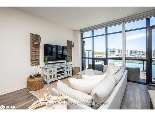 3795 Riva Avenue, Innisfil, ON - Indoor Photo Showing Living Room