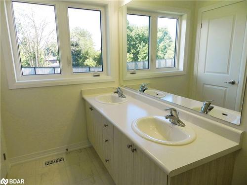 30 Bluebird Lane, Barrie, ON - Indoor Photo Showing Bathroom