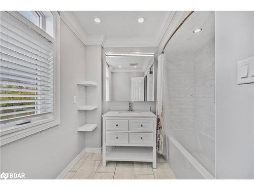 21 Leslie Avenue, Barrie, ON - Indoor Photo Showing Bathroom