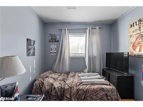 1866 Old Second Road N, Springwater, ON - Indoor Photo Showing Bedroom