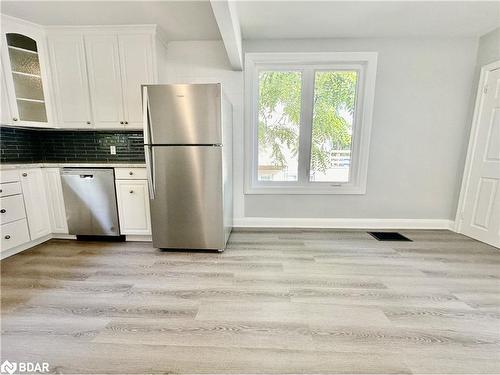 124 Berczy Street, Barrie, ON - Indoor Photo Showing Kitchen