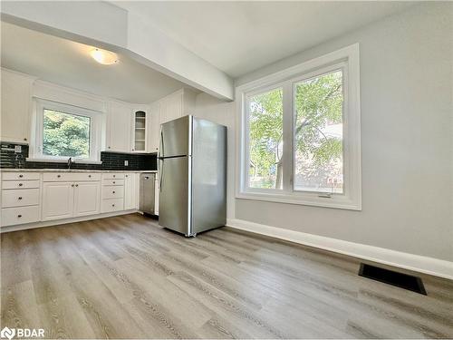 124 Berczy Street, Barrie, ON - Indoor Photo Showing Kitchen