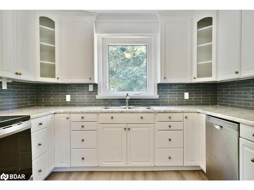 124 Berczy Street, Barrie, ON - Indoor Photo Showing Kitchen