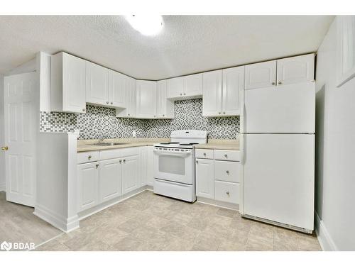 124 Berczy Street, Barrie, ON - Indoor Photo Showing Kitchen