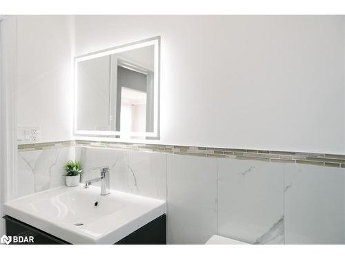 673 Knox Avenue, Hamilton, ON - Indoor Photo Showing Bathroom